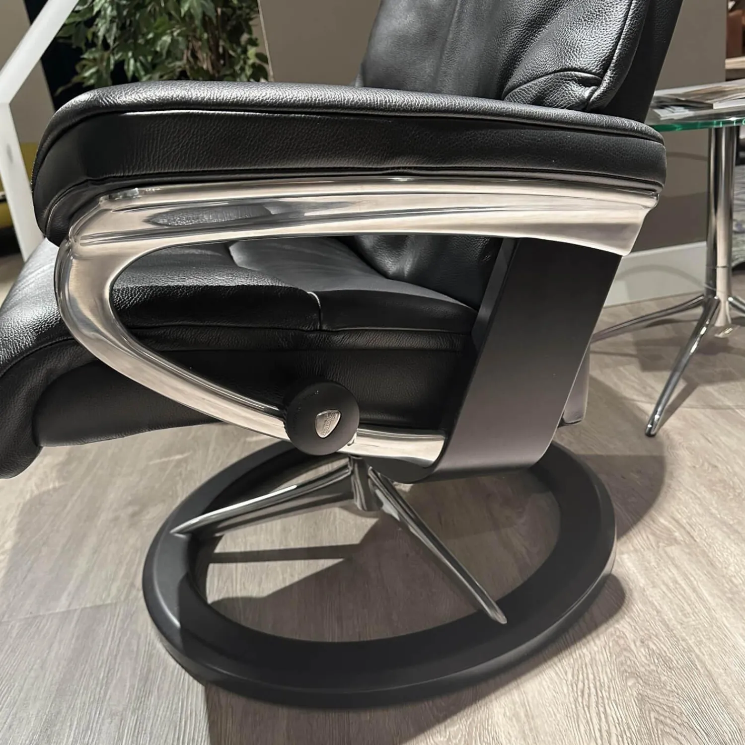 Stressless Relaxsessel|Sessel View M Bezug Cori Schwarz Untergestell Signature Metall Poliert Holz Schwarz Inklusive Hocker
