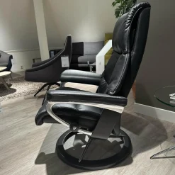 Stressless Relaxsessel|Sessel View M Bezug Cori Schwarz Untergestell Signature Metall Poliert Holz Schwarz Inklusive Hocker