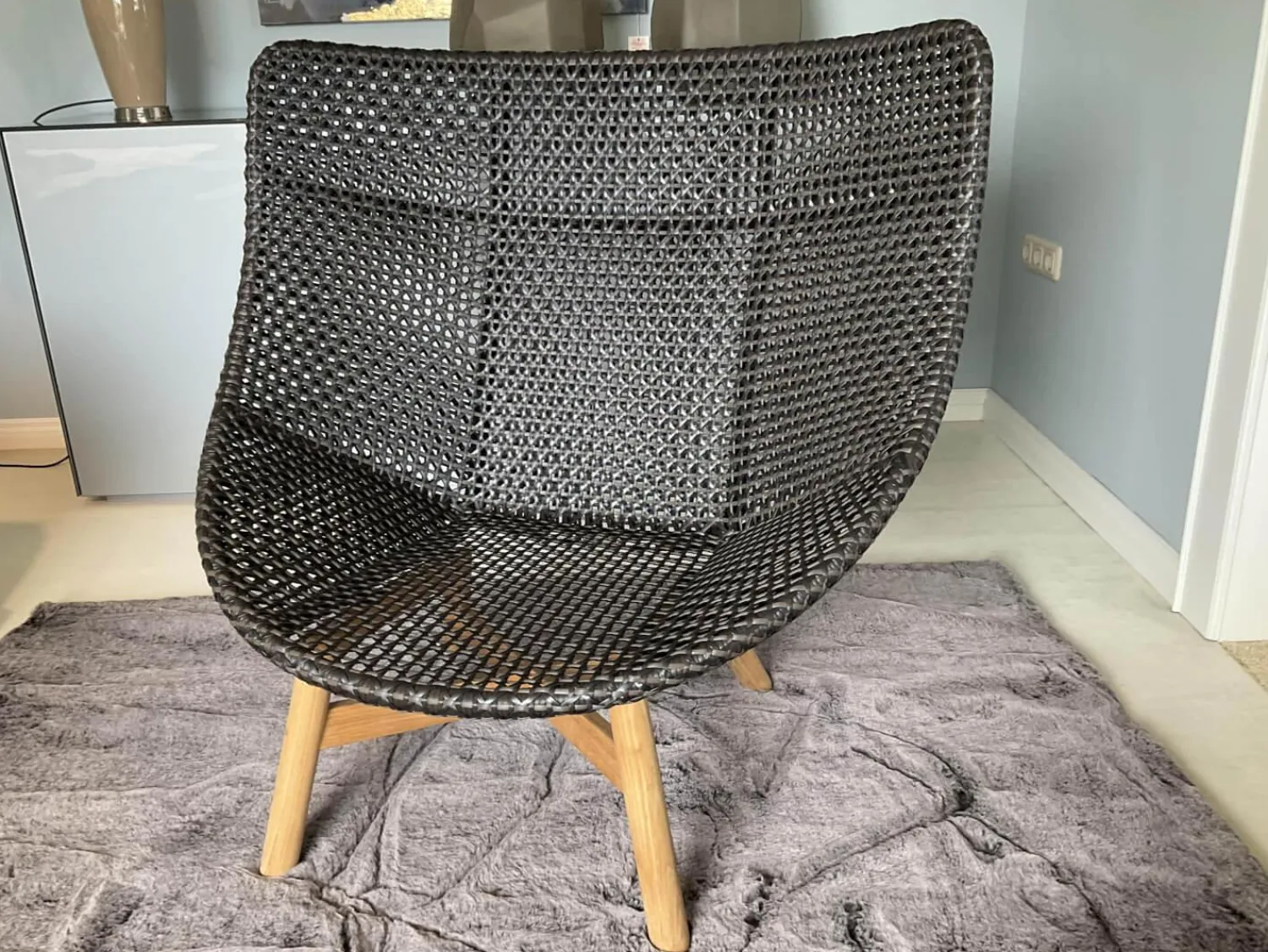 DEDON Loungemöbel|Sessel Wing Chair Mbrace Stoff A 462 Cool Sage Grau Fasergeflecht Arabica Schwarz Braun Füße Teakholz