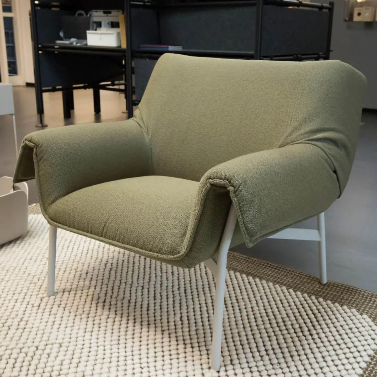 Muuto Loungesessel|Sessel Wrap Lounge Chair Stoff Grün Gestell Stahl Pulverbeschichtet Grau