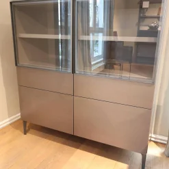 Molteni & C Vitrinen & Highboards|Sideboard 505 Korpus Dolomiti Grau Fronten Glaze Glastüren Zinnfarbig Abdeckplatte Taubengrau Metallgestell Zinnfarbig