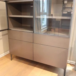 Molteni & C Vitrinen & Highboards|Sideboard 505 Korpus Dolomiti Grau Fronten Glaze Glastüren Zinnfarbig Abdeckplatte Taubengrau Metallgestell Zinnfarbig