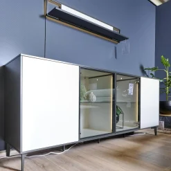 Die Hausmarke Kommoden & Sideboards|Sideboard 2107 Mattlack Quarzgrau Und Schieferschwarz Vitrineneinsatz Polarweiß Weiß Designfuß Schiefer Grau Mit Beleuchtung