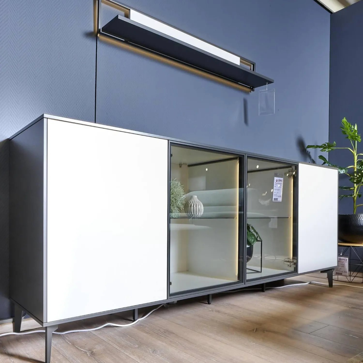 Die Hausmarke Kommoden & Sideboards|Sideboard 2107 Mattlack Quarzgrau Und Schieferschwarz Vitrineneinsatz Polarweiß Weiß Designfuß Schiefer Grau Mit Beleuchtung