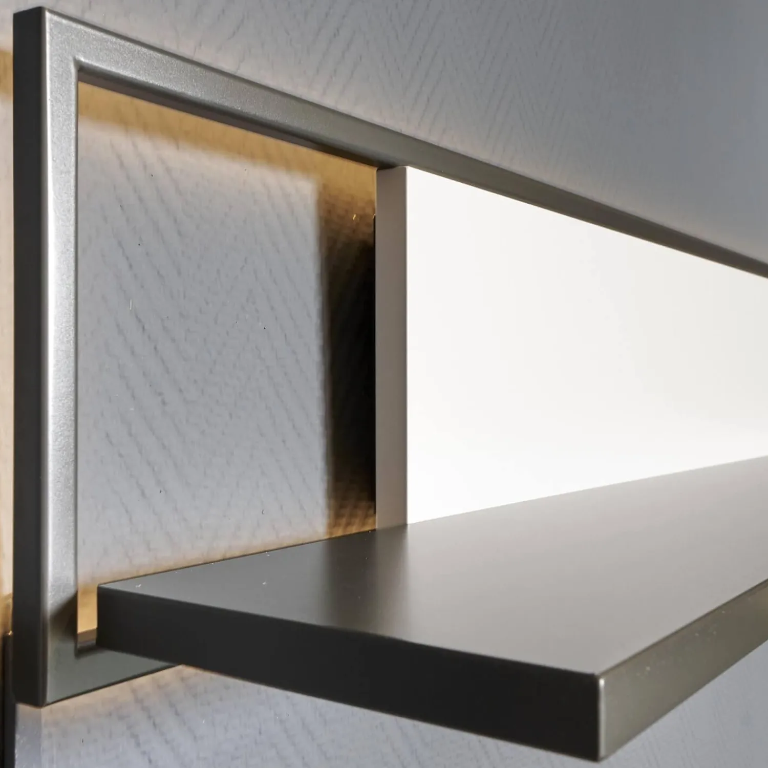 Die Hausmarke Kommoden & Sideboards|Sideboard 2107 Mattlack Quarzgrau Und Schieferschwarz Vitrineneinsatz Polarweiß Weiß Designfuß Schiefer Grau Mit Beleuchtung