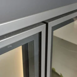 Die Hausmarke Kommoden & Sideboards|Sideboard 2107 Mattlack Quarzgrau Und Schieferschwarz Vitrineneinsatz Polarweiß Weiß Designfuß Schiefer Grau Mit Beleuchtung