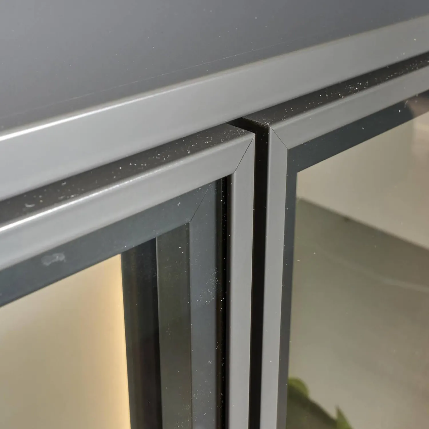 Die Hausmarke Kommoden & Sideboards|Sideboard 2107 Mattlack Quarzgrau Und Schieferschwarz Vitrineneinsatz Polarweiß Weiß Designfuß Schiefer Grau Mit Beleuchtung