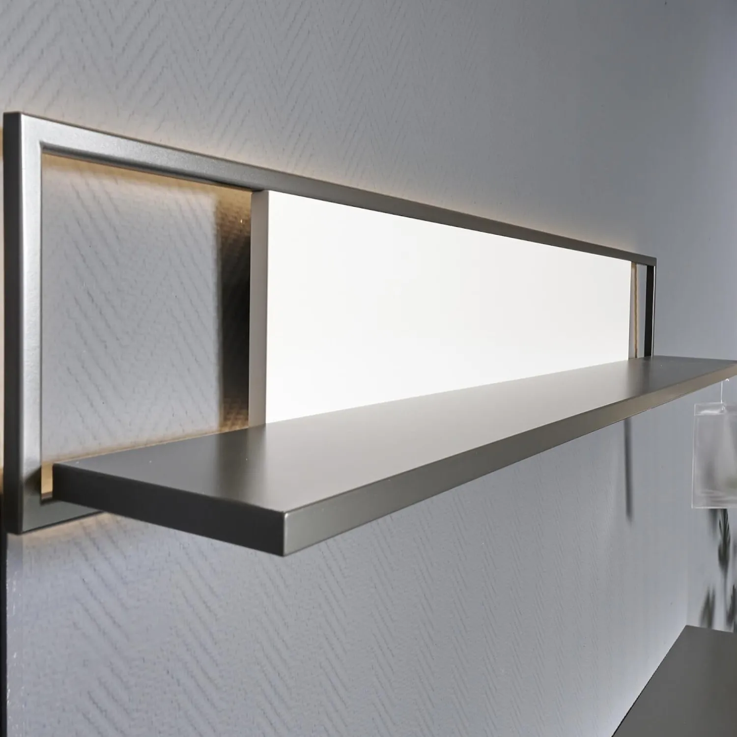 Die Hausmarke Kommoden & Sideboards|Sideboard 2107 Mattlack Quarzgrau Und Schieferschwarz Vitrineneinsatz Polarweiß Weiß Designfuß Schiefer Grau Mit Beleuchtung