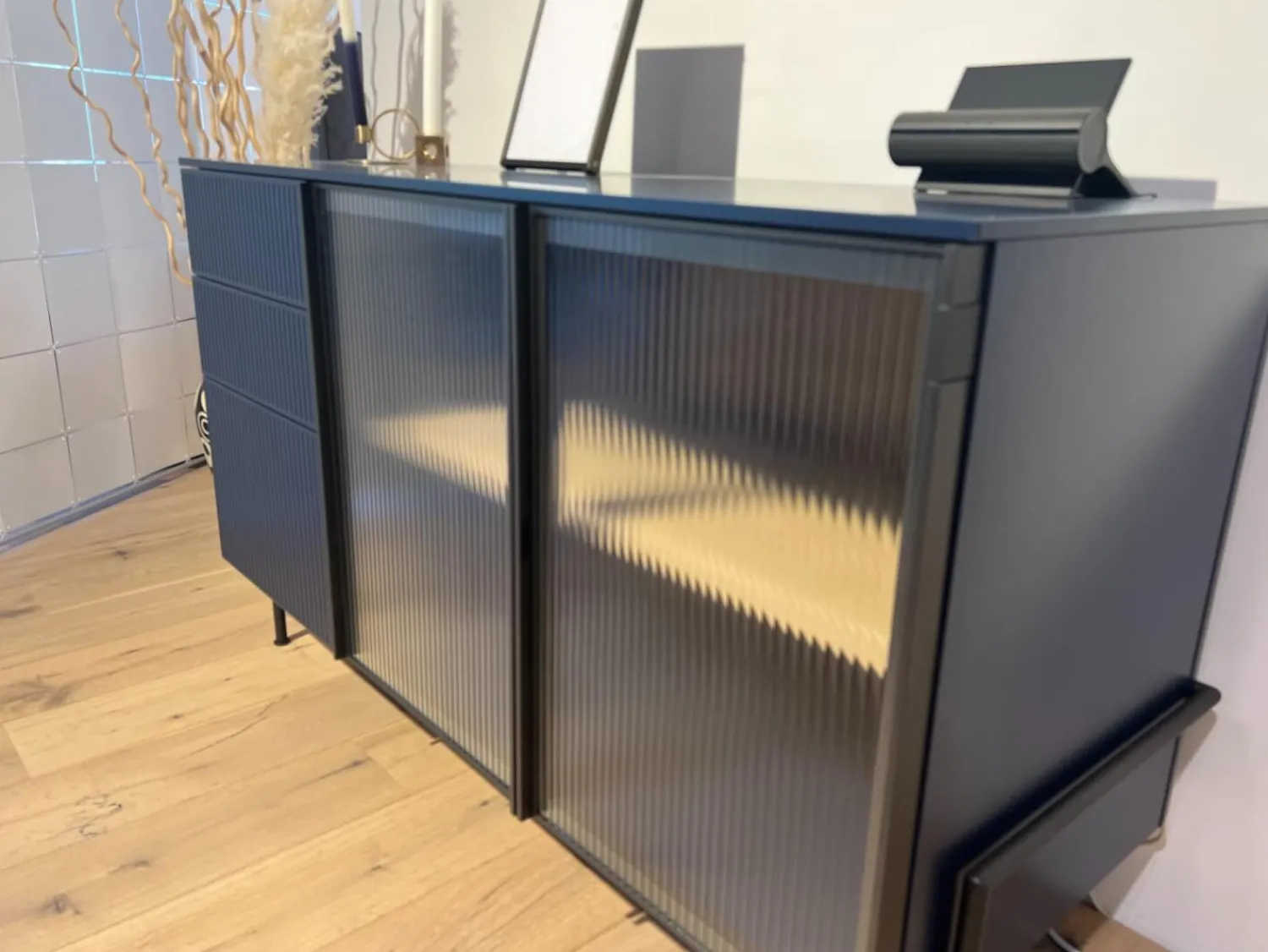 Novamobili Kommoden & Sideboards|Sideboard Belt 1350 353 Blu Notte Matt Dunkellau Glas Gerippt Füße Brüniert Oxidiert Inklusive Beleuchtung