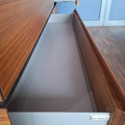 Interlübke Kommoden & Sideboards|Sideboard Cube Nussbaum Canela Geölt Lederauflage Dunkelbraun Sockel Grau