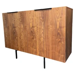 Pastoe Kommoden & Sideboards|Sideboard Frame Roger 4 Türig Nussbaum Funiert Gestell und Griffe Metall Schwarz Lackiert Böden Schwarz