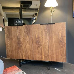 Pastoe Kommoden & Sideboards|Sideboard Frame Roger 4 Türig Nussbaum Funiert Gestell und Griffe Metall Schwarz Lackiert Böden Schwarz