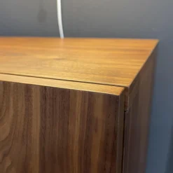 Pastoe Kommoden & Sideboards|Sideboard Frame Roger 4 Türig Nussbaum Funiert Gestell und Griffe Metall Schwarz Lackiert Böden Schwarz