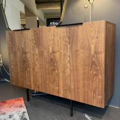 Pastoe Kommoden & Sideboards|Sideboard Frame Roger 4 Türig Nussbaum Funiert Gestell und Griffe Metall Schwarz Lackiert Böden Schwarz