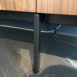 Pastoe Kommoden & Sideboards|Sideboard Frame Roger 4 Türig Nussbaum Funiert Gestell und Griffe Metall Schwarz Lackiert Böden Schwarz