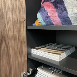 Pastoe Kommoden & Sideboards|Sideboard Frame Roger 4 Türig Nussbaum Funiert Gestell und Griffe Metall Schwarz Lackiert Böden Schwarz