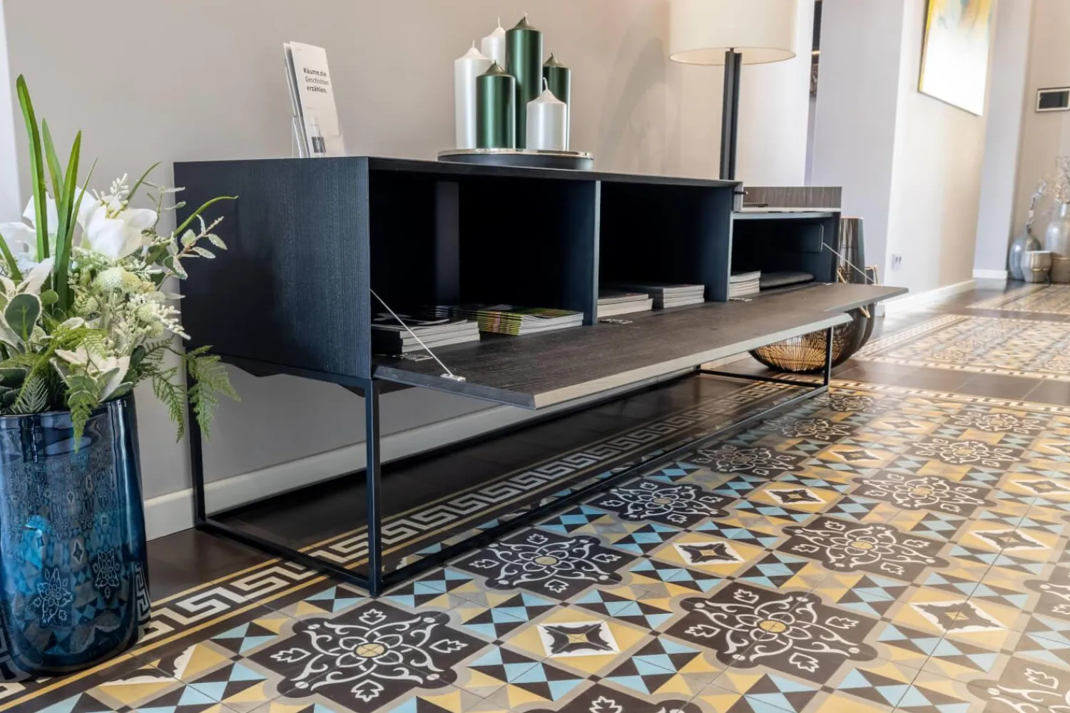 MDF Italia Kommoden & Sideboards|Sideboard Inmotion Front Massivholz Esche Schwarz Lackiert Abdeckplatte Holz Natur Grau