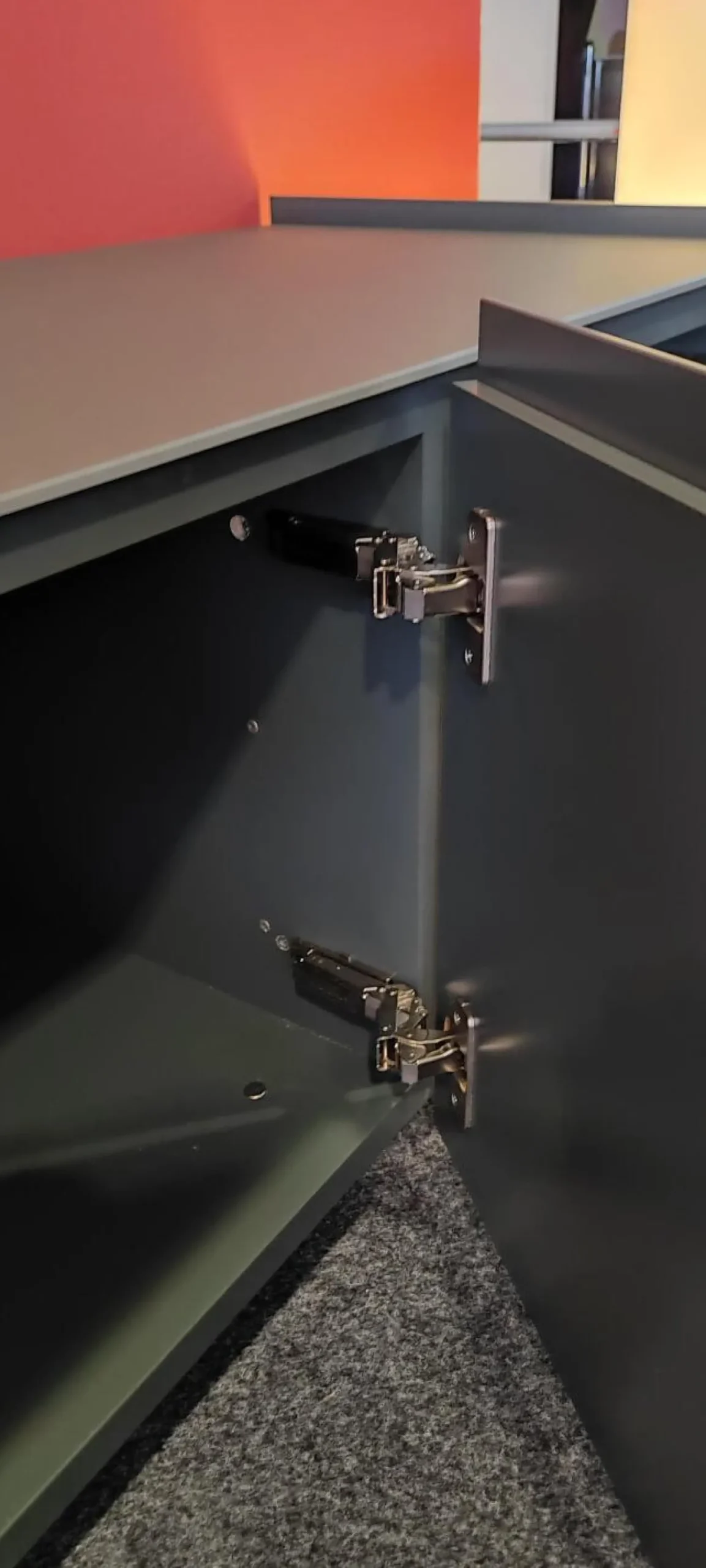 Interlübke Kommoden & Sideboards|Sideboard Jorel Lack Bahia M81 Matt Grün Front und Abdeckplatte Glas Bahia Matt T81 Schwarz