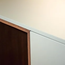 San Giacomo Kommoden & Sideboards|Sideboard Lampo Eiche Termort und Avio matt lackiert Drehtüren mit Push-Pull Öffnung Glaseinlegeböden