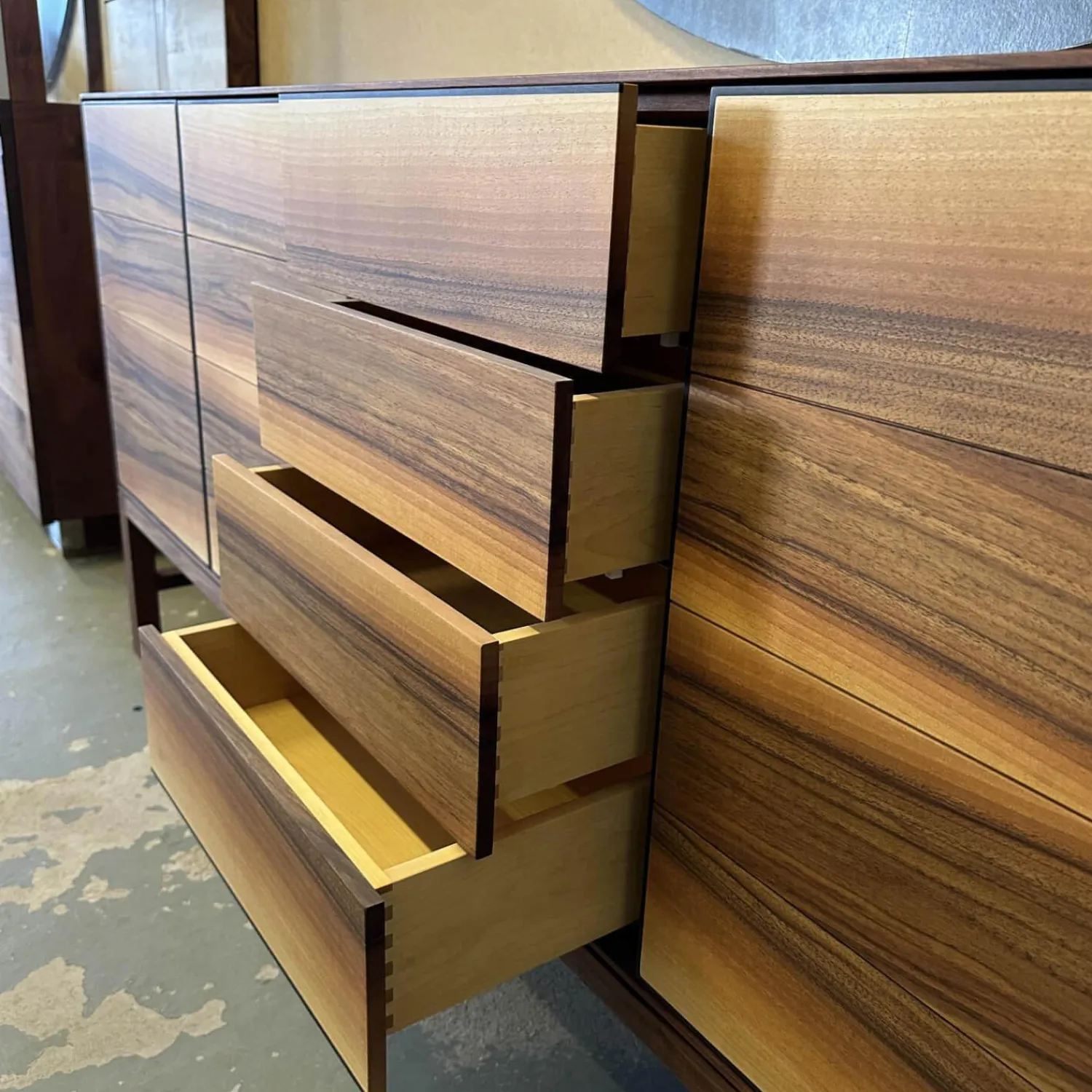 Scholtissek Kommoden & Sideboards|Sideboard Linum Astiger Nussbaum Natur Geölt Front Europäischer Nussbaum Innen Birke