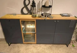 Niehoff Kommoden & Sideboards|Sideboard Lugano Front Und Korpus 096 Lack Quarzgrau Grau Oberboden Eiche Massiv Gestell Eisen Schwarz Mit Beleuchtung