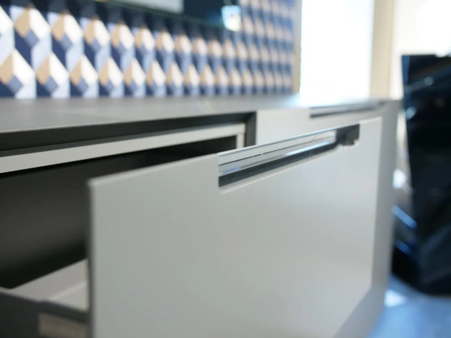 Interlübke Kommoden & Sideboards|Sideboard Mell Lack Matt Flintgrau Platte Esche Achat Untergestell Verchromt