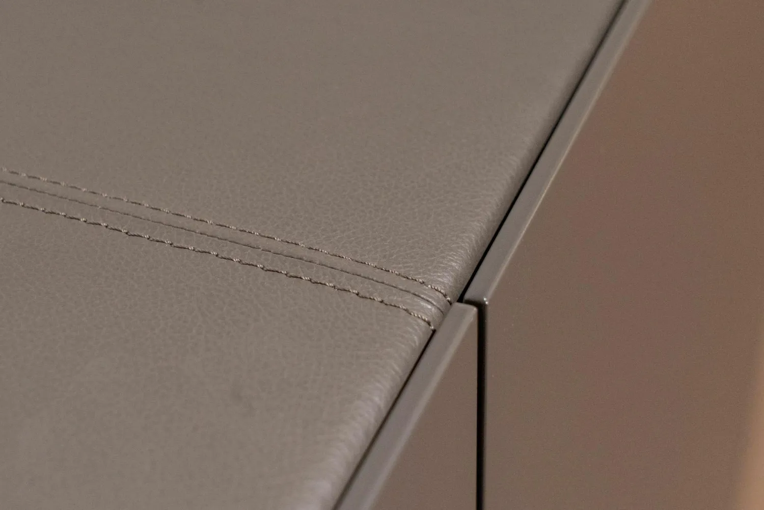 Interlübke Kommoden & Sideboards|Sideboard mit Vitrine Cube Light Lack Elephant M16 Glas Grauglas O75 Abdeckplatte Leder Quarz Grifflos