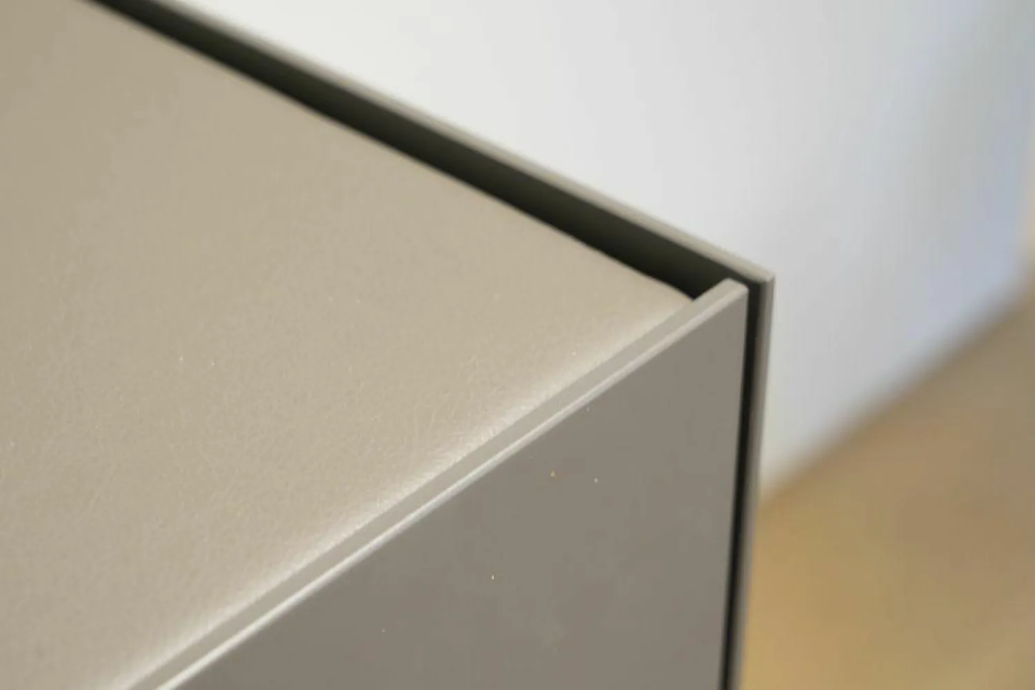 Interlübke Kommoden & Sideboards|Sideboard mit Vitrine Cube Light Lack Elephant M16 Glas Grauglas O75 Abdeckplatte Leder Quarz Grifflos