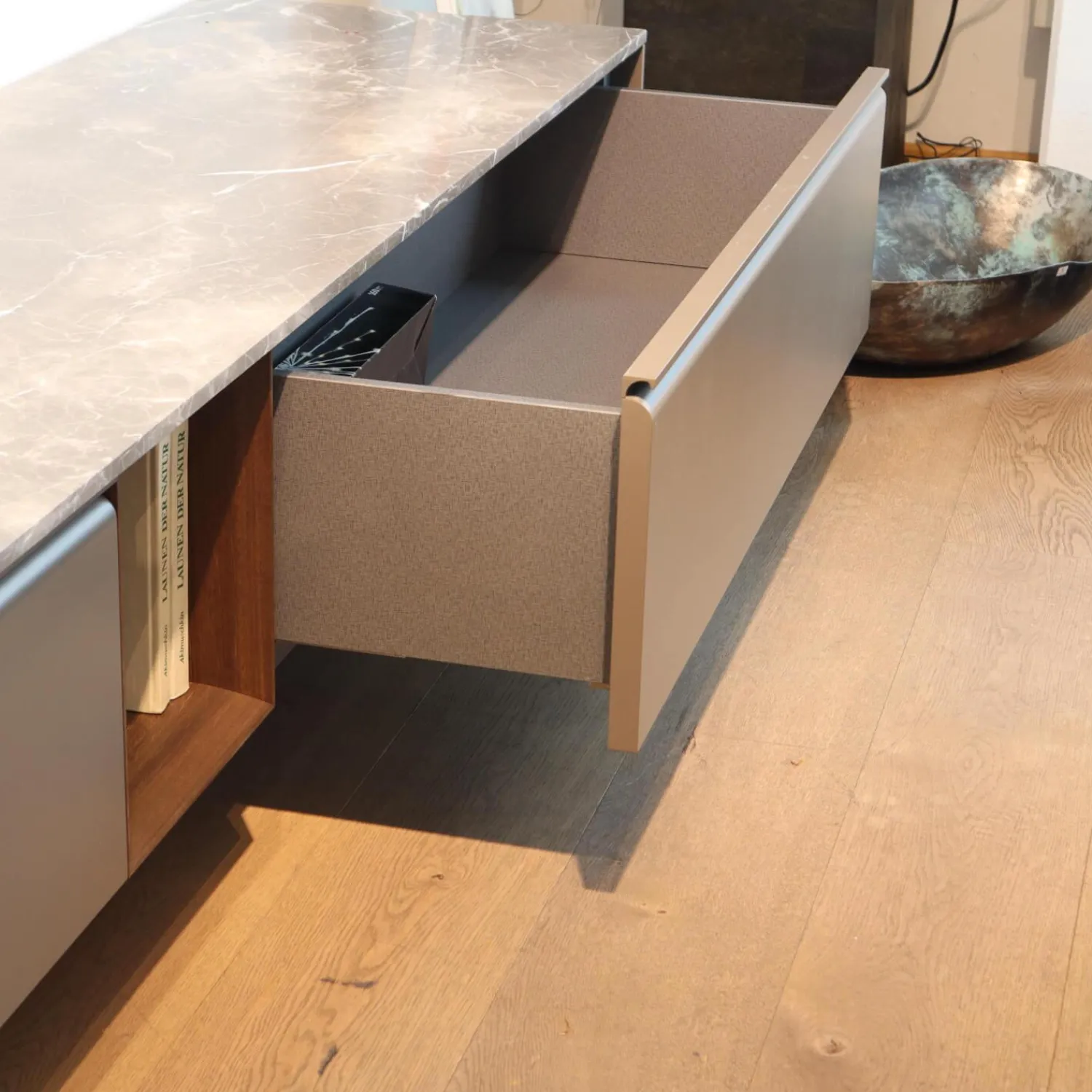 Molteni & C Kommoden & Sideboards|Sideboard Password Evolution Abdeckplatte Marmorplatte Orientgrau Korpus Melamin Batik Schiefergrau Gestell Zinnfarbig