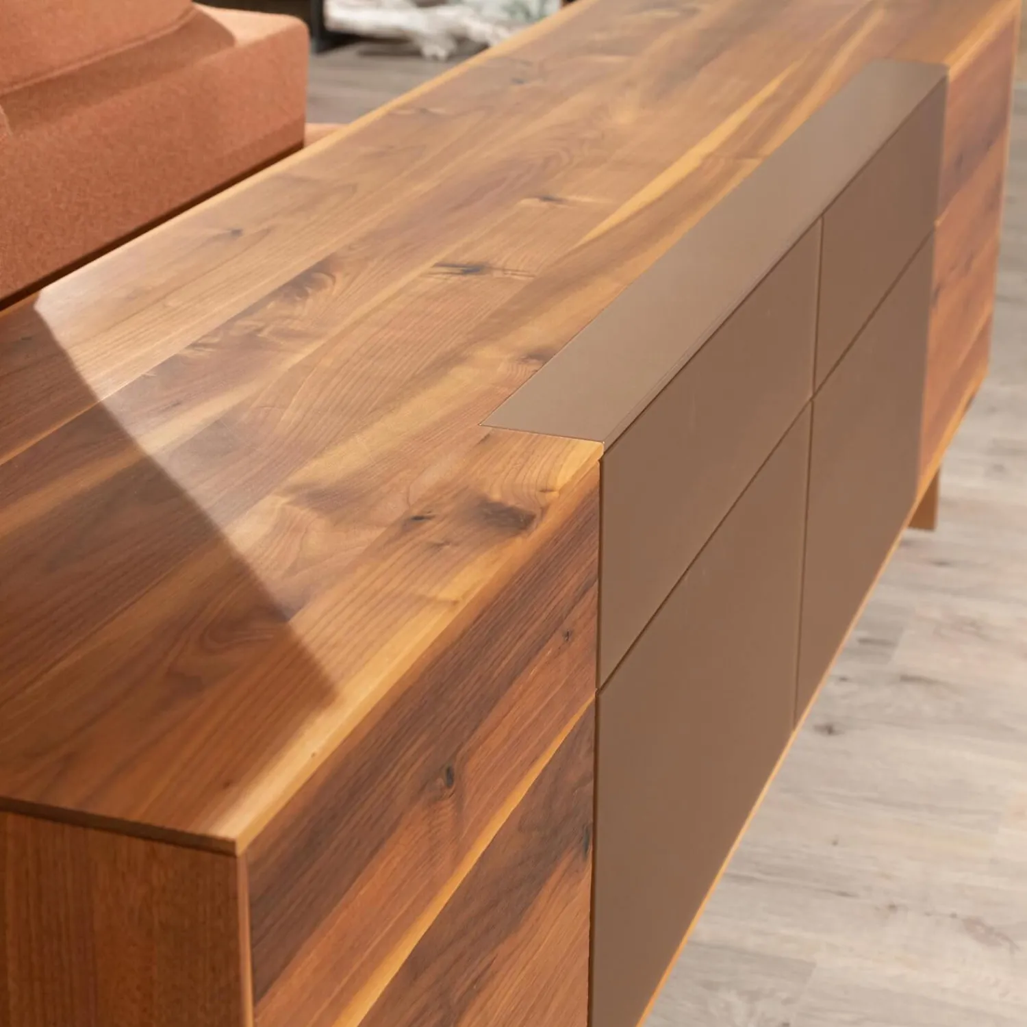 Anrei Kommoden & Sideboards|Sideboard Puro Syle 231 2 Astnuss Massiv Natur Geölt Farbglas Bronce Matt Sockel Metallrahmen Bronce Bronze Fußgestell Metall