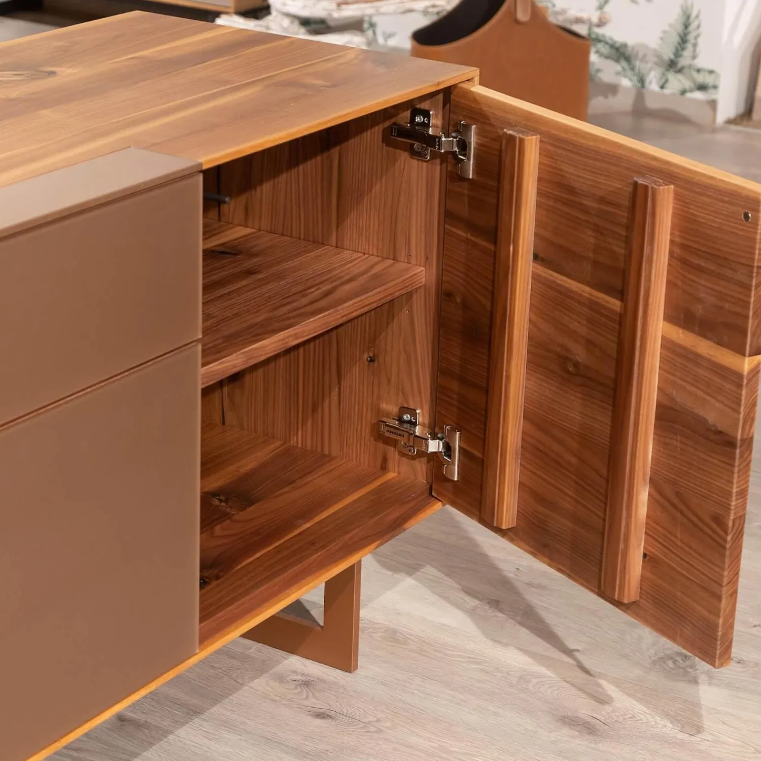 Anrei Kommoden & Sideboards|Sideboard Puro Syle 231 2 Astnuss Massiv Natur Geölt Farbglas Bronce Matt Sockel Metallrahmen Bronce Bronze Fußgestell Metall