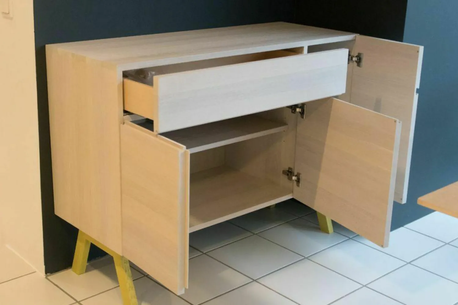 Zeitraum Kommoden & Sideboards|Sideboard Side Baby Atelier Eiche massiv Korpus Eiche Kalk Gebeizt Füße Zinkgelb Lackiert