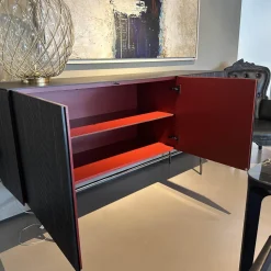 Kettnaker Kommoden & Sideboards|Sideboard Soma Front Relief Maron Braun Korpus Lack Rubinrot Rot Abdeckplatte Fenix Schwarz Gestell Schwarz Chrom