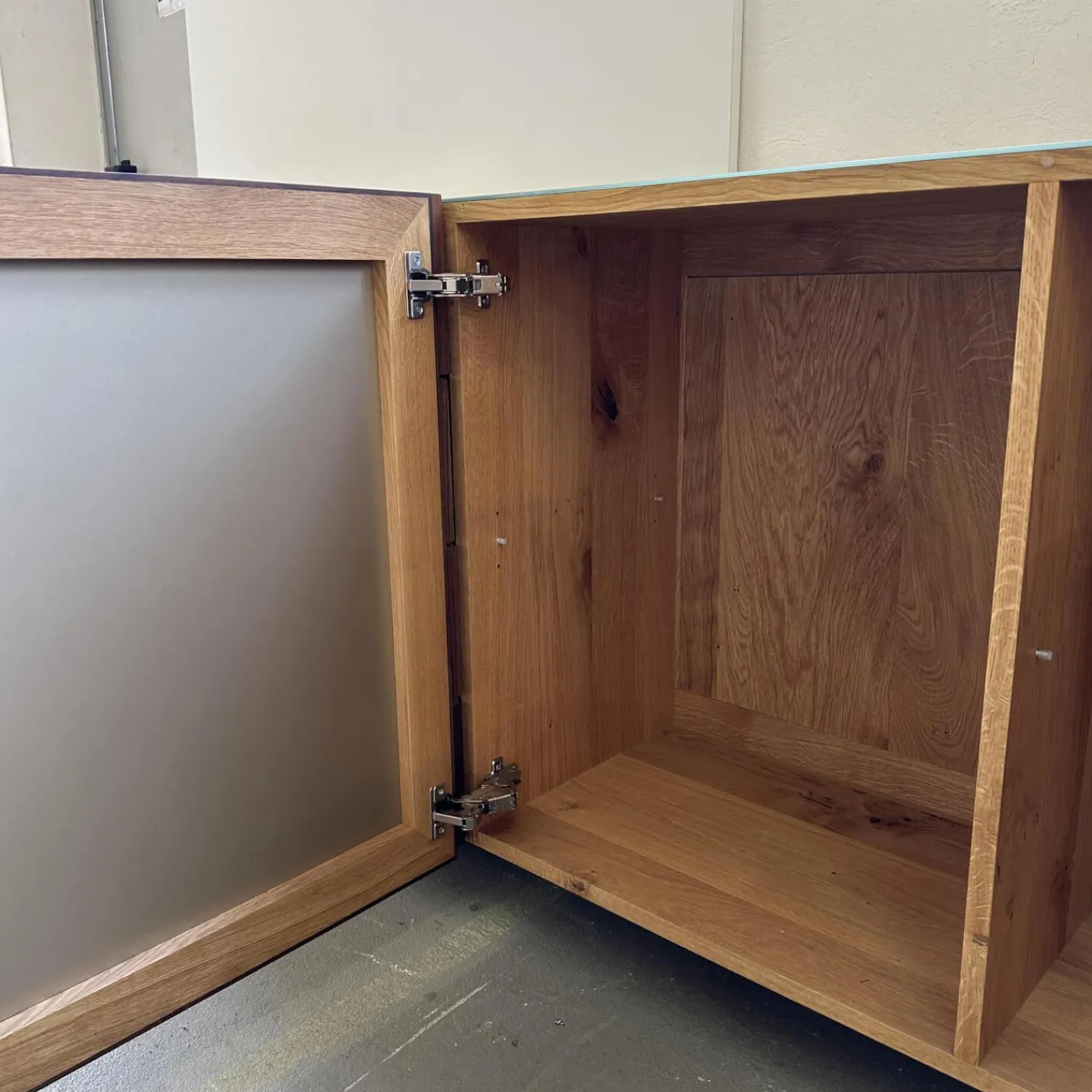 Scholtissek Kommoden & Sideboards|Sideboard Tratum Front Glas MO 137 Platin Matt Knorrige Eiche Natur Geölt Bareinteilung Links