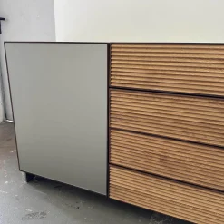 Scholtissek Kommoden & Sideboards|Sideboard Tratum Front Glas MO 137 Platin Matt Knorrige Eiche Natur Geölt Bareinteilung Links