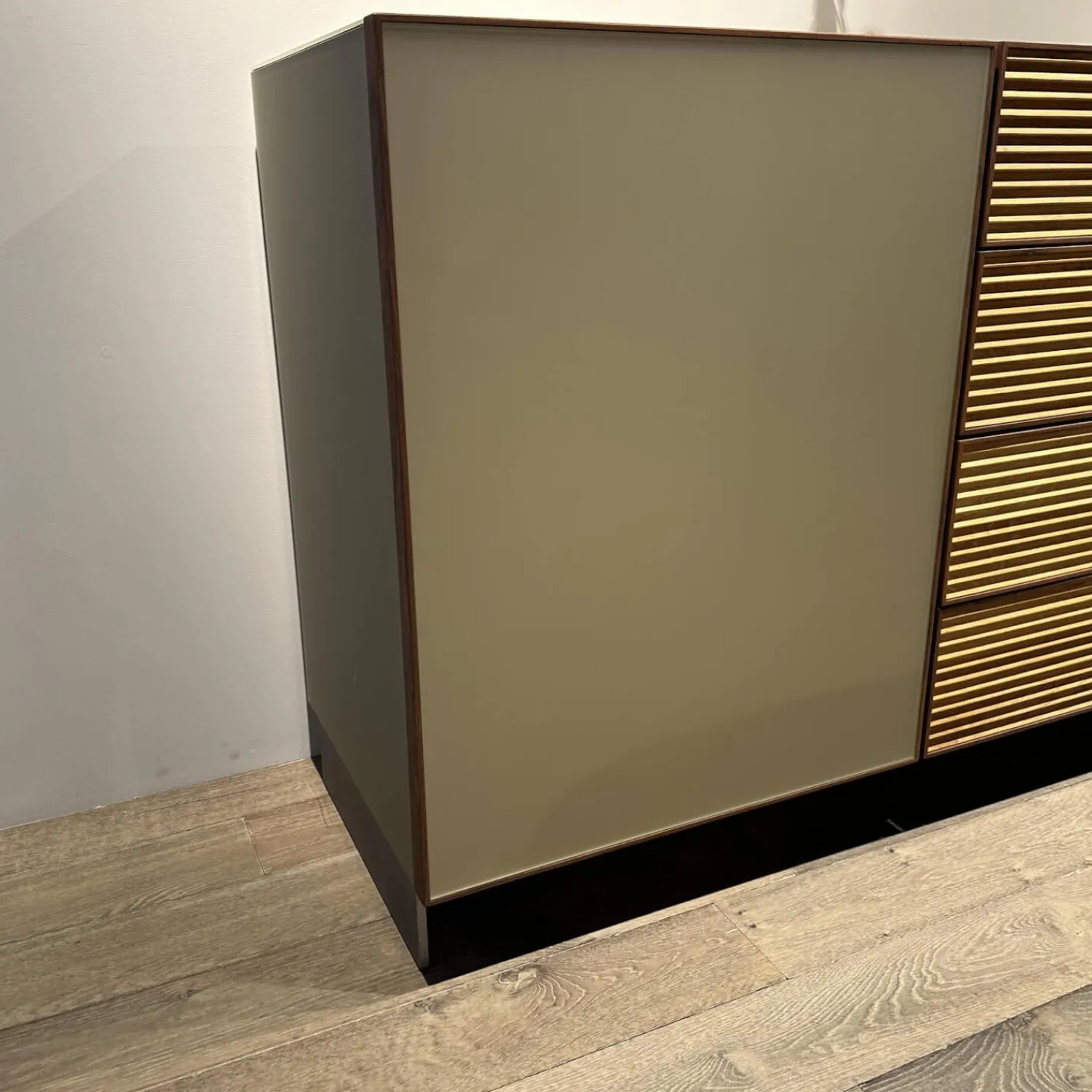 Scholtissek Kommoden & Sideboards|Sideboard Tratum Knorrige Eiche Massiv Floatglas Matt 137 Platin Grau Inklusive Bareinteilung Und Barfach Verspiegelt