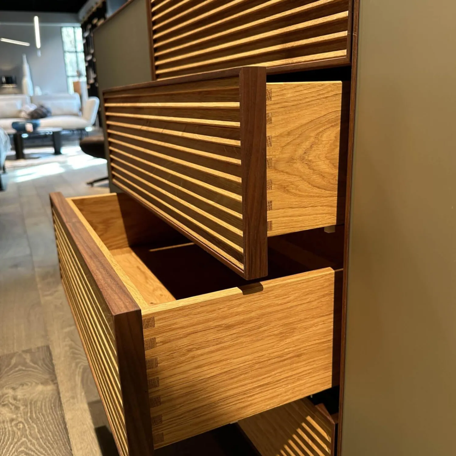 Scholtissek Kommoden & Sideboards|Sideboard Tratum Knorrige Eiche Massiv Floatglas Matt 137 Platin Grau Inklusive Bareinteilung Und Barfach Verspiegelt