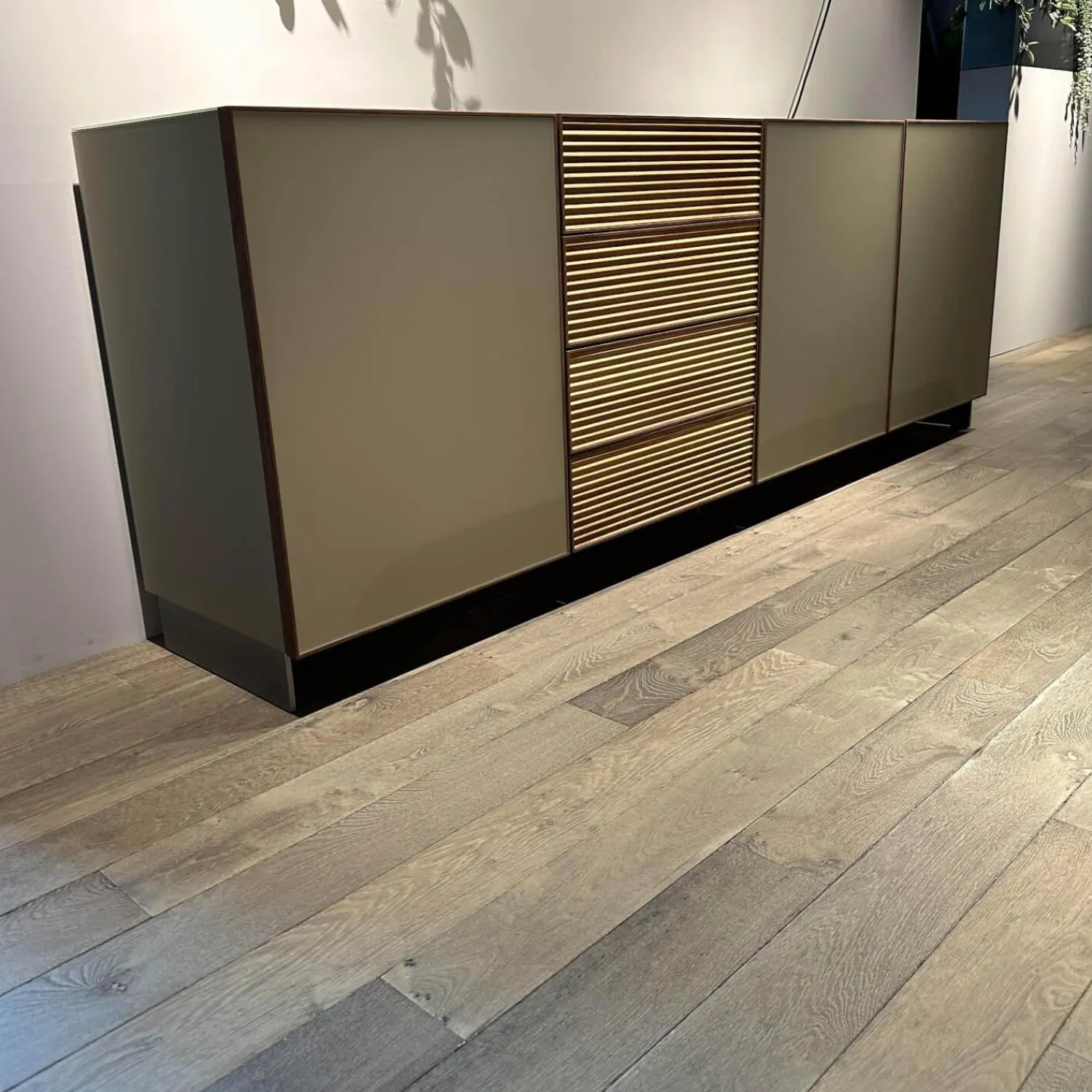 Scholtissek Kommoden & Sideboards|Sideboard Tratum Knorrige Eiche Massiv Floatglas Matt 137 Platin Grau Inklusive Bareinteilung Und Barfach Verspiegelt