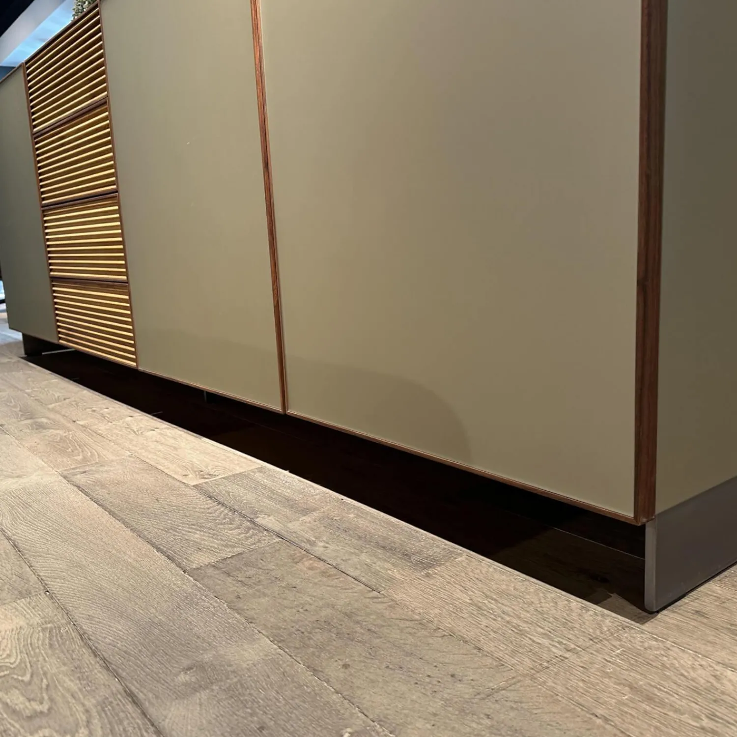 Scholtissek Kommoden & Sideboards|Sideboard Tratum Knorrige Eiche Massiv Floatglas Matt 137 Platin Grau Inklusive Bareinteilung Und Barfach Verspiegelt