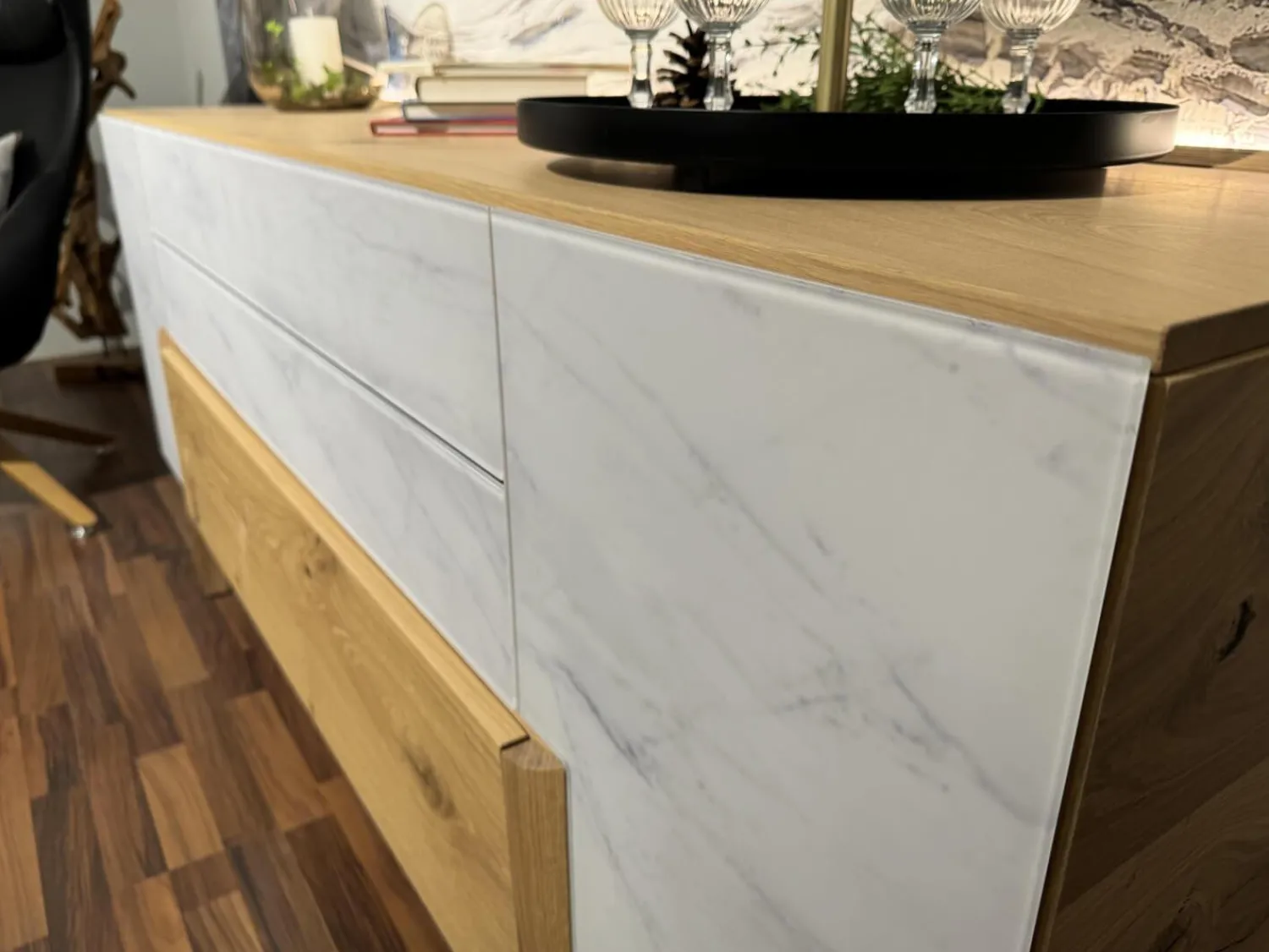 Voglauer Kommoden & Sideboards|Sideboard Vtektura TESH19H Echtholzfurnier Wildeiche Rustiko Schwarz Front Glas Firneis White Weiß Abdeckplatte Echtholzfurnier Inklusive Beleuchtung