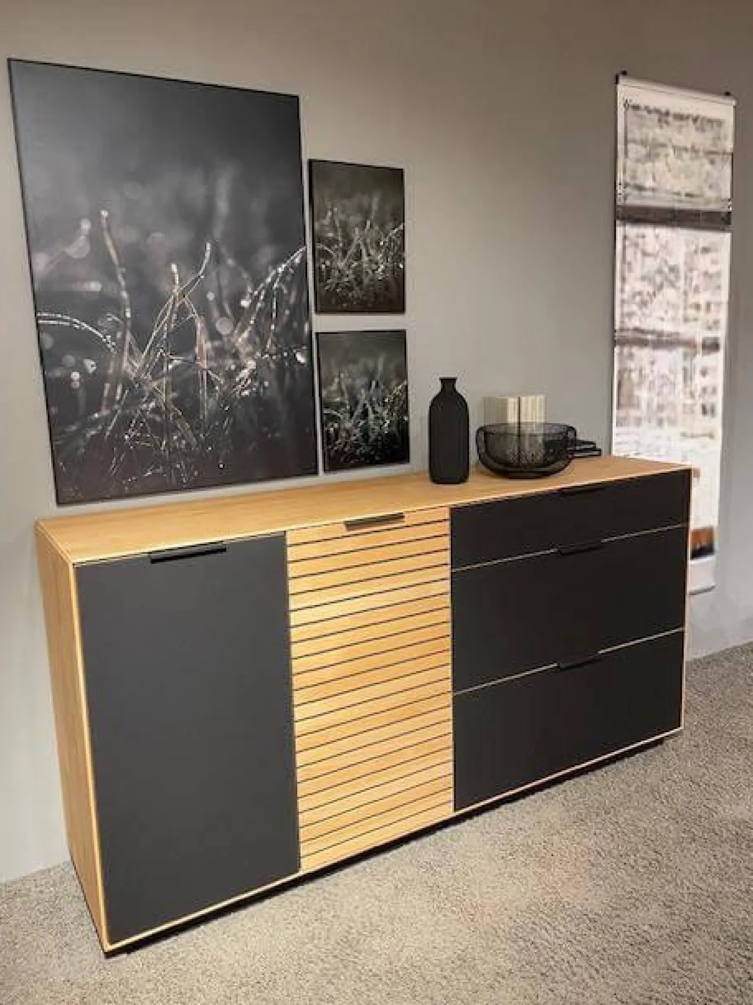 Wöstmann Kommoden & Sideboards|Sideboard WM 2320 Erle Front Mattglas Carbon Schwarz Sockel Carbonfarbig