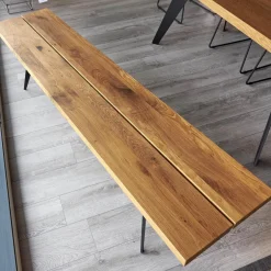 Scholtissek Bänke|Sitzbank Talio Knorrige Eiche Rustiko Geölt Inklusive Mittelfuge Harz Ausgegossen Gestell Edelstahl Schwalben Schwarz