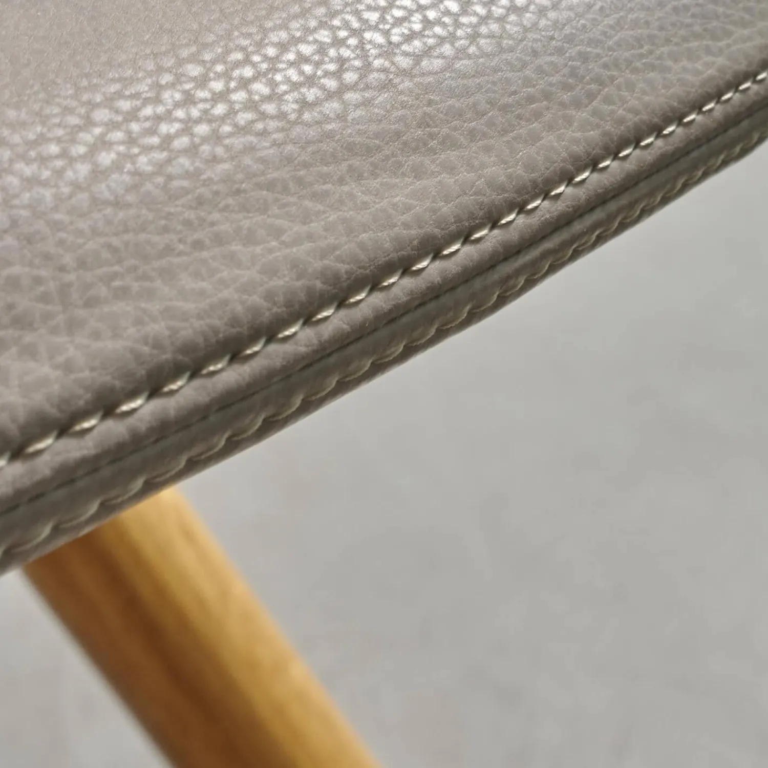 Tonon Stuhlsets|Sitzgruppe Armlehnstuhl Step Bezug Eco Kunstleder Schlamm Gestell Eiche