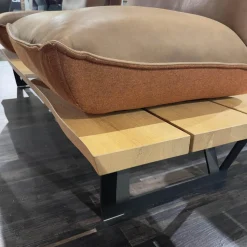 Mondo Stuhlsets|Sitzgruppe Floro N2X Bank Und N4X Bank Auf Holzpodest Wildeiche Bezug Leder India Muskat Orange Braun Mit Koinor Stuhl S1201 Bezug India Fire Orange Ohne Tisch