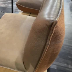 Mondo Stuhlsets|Sitzgruppe Floro N2X Bank Und N4X Bank Auf Holzpodest Wildeiche Bezug Leder India Muskat Orange Braun Mit Koinor Stuhl S1201 Bezug India Fire Orange Ohne Tisch