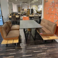 Mondo Stuhlsets|Sitzgruppe Floro N2X Bank Und N4X Bank Auf Holzpodest Wildeiche Bezug Leder India Muskat Orange Braun Mit Koinor Stuhl S1201 Bezug India Fire Orange Ohne Tisch