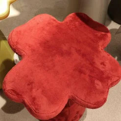 Holtkamp Hocker & Sitzsäcke|Sitzgruppe Optimist Kleeblatt Tischplatte MDF Weiß Hocker Stoff Rot Schwarz Gelb Bronze