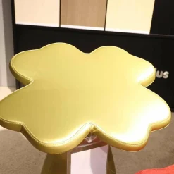 Holtkamp Hocker & Sitzsäcke|Sitzgruppe Optimist Kleeblatt Tischplatte MDF Weiß Hocker Stoff Rot Schwarz Gelb Bronze