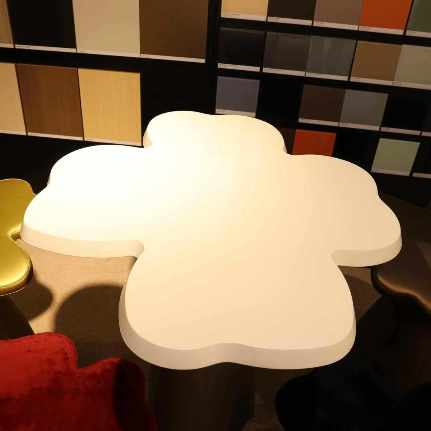 Holtkamp Hocker & Sitzsäcke|Sitzgruppe Optimist Kleeblatt Tischplatte MDF Weiß Hocker Stoff Rot Schwarz Gelb Bronze