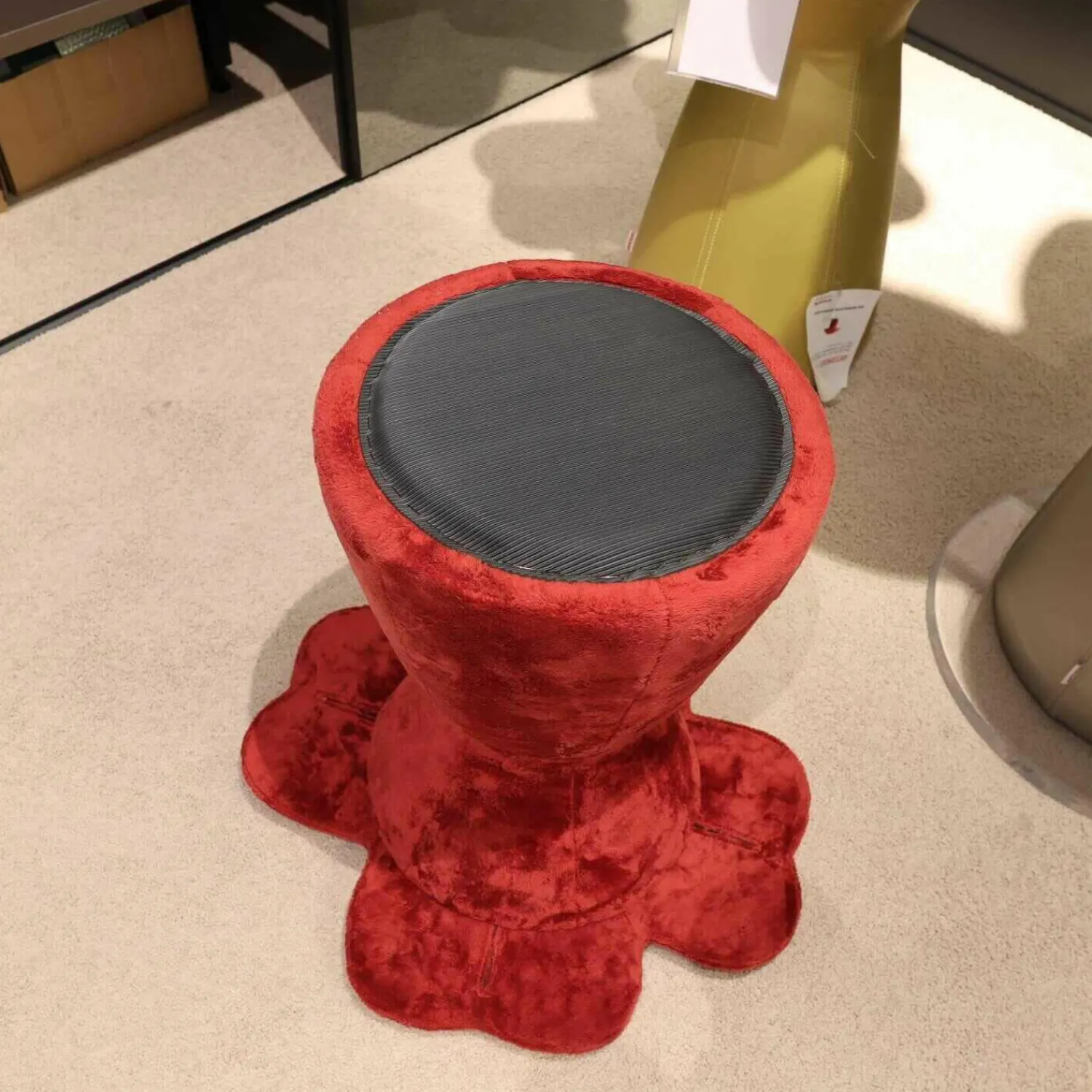 Holtkamp Hocker & Sitzsäcke|Sitzgruppe Optimist Kleeblatt Tischplatte MDF Weiß Hocker Stoff Rot Schwarz Gelb Bronze